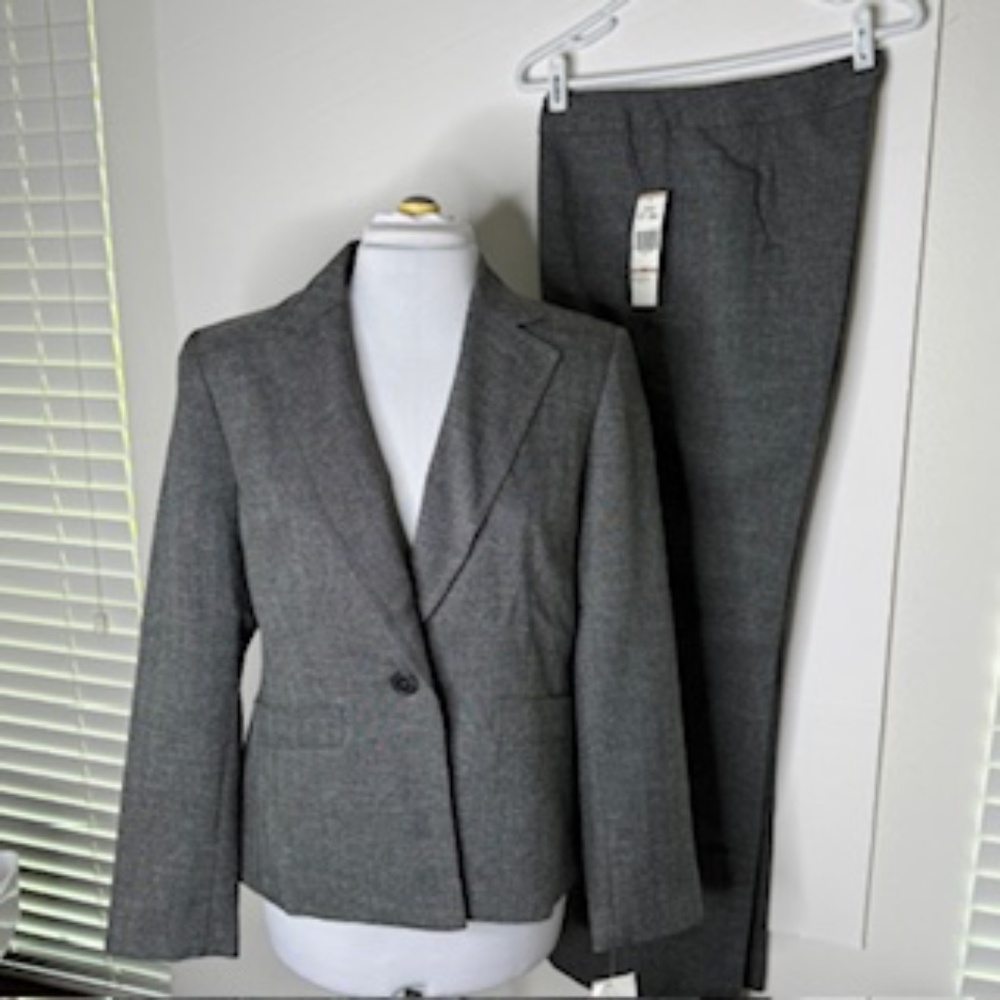 NWT Jones & Co Charcoal 2 pc Fully Lined Single Button Pantsuit Size 12